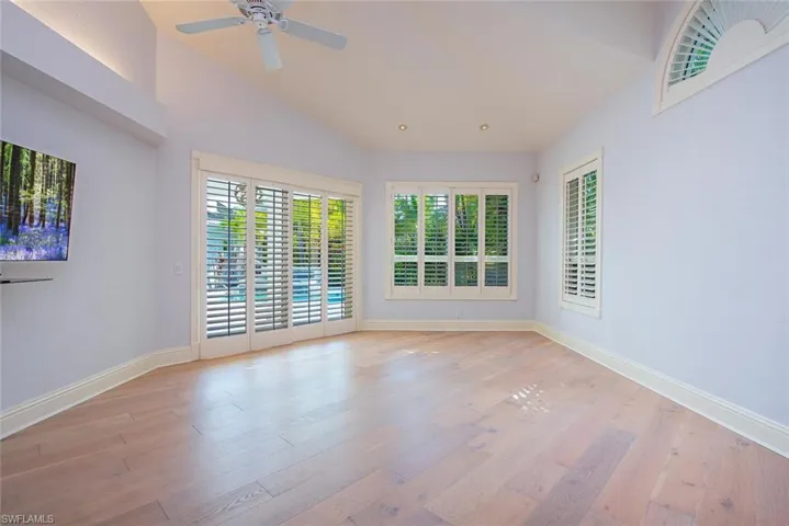 180  7th S AVE, Naples, FL 34102
