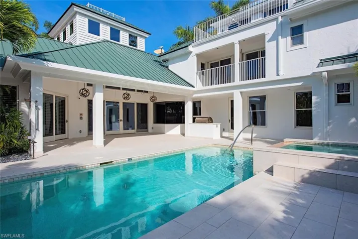 180  7th S AVE, Naples, FL 34102