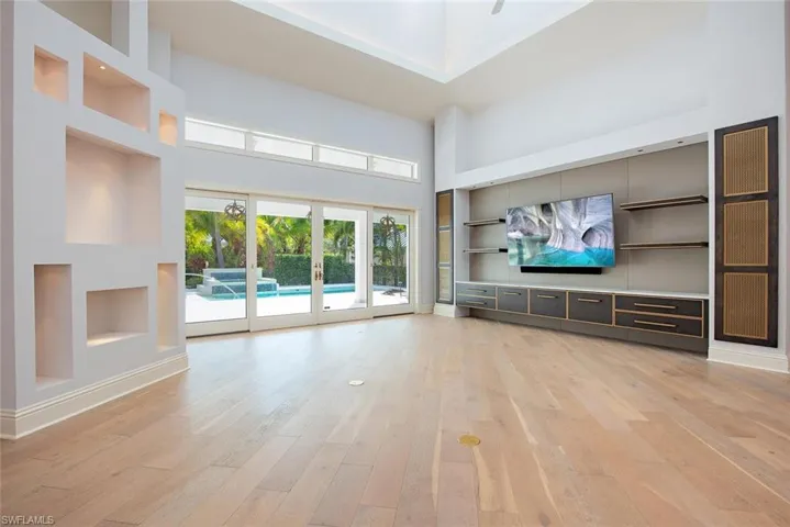 180  7th S AVE, Naples, FL 34102
