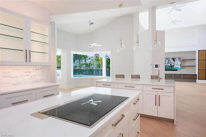 180  7th S AVE, Naples, FL 34102