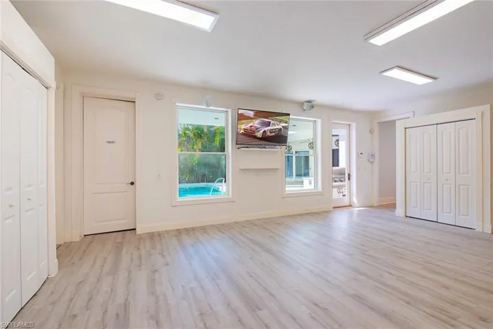 180  7th S AVE, Naples, FL 34102