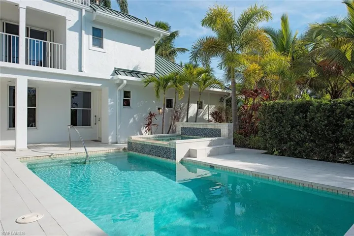 180  7th S AVE, Naples, FL 34102