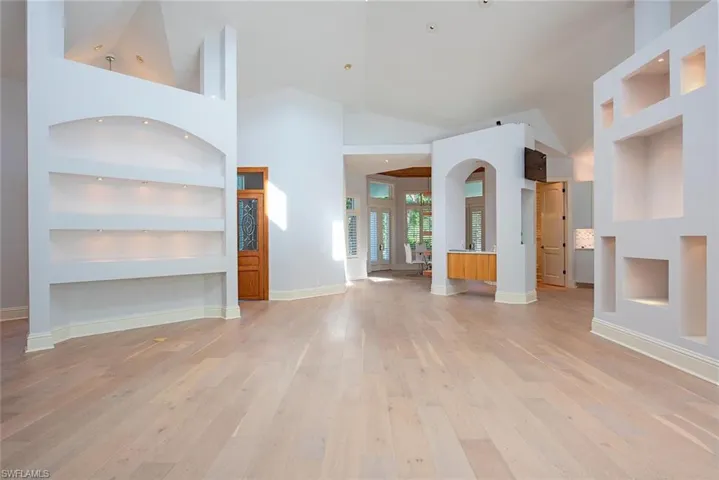 180  7th S AVE, Naples, FL 34102
