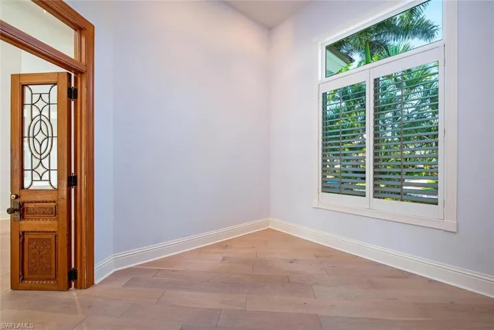180  7th S AVE, Naples, FL 34102