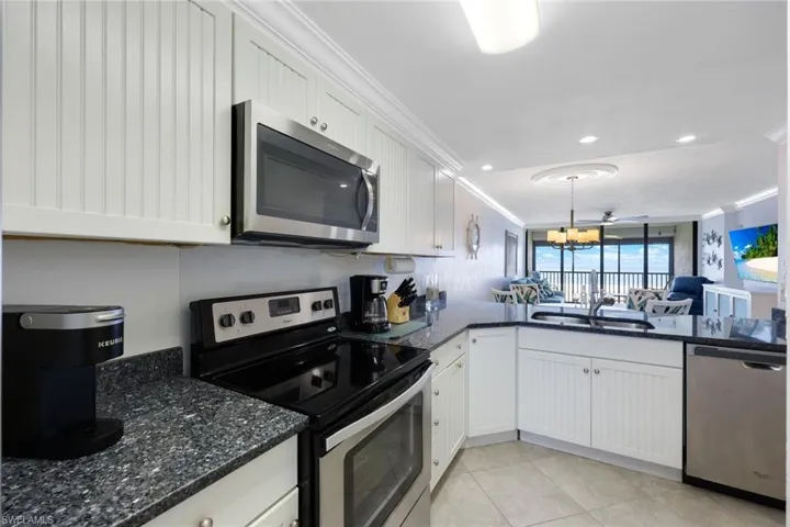 Cook and entertain with a Beach view!