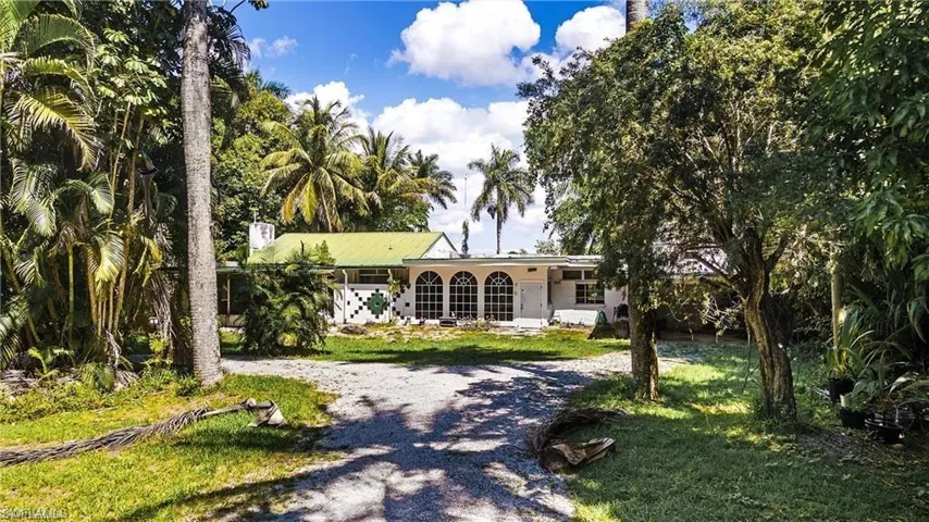 Ranch-style house with a front yard