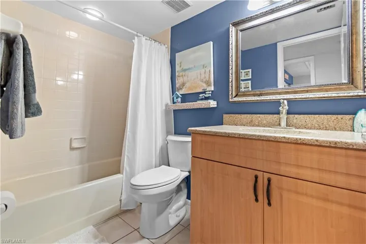 Guest bath with tub/shower combo