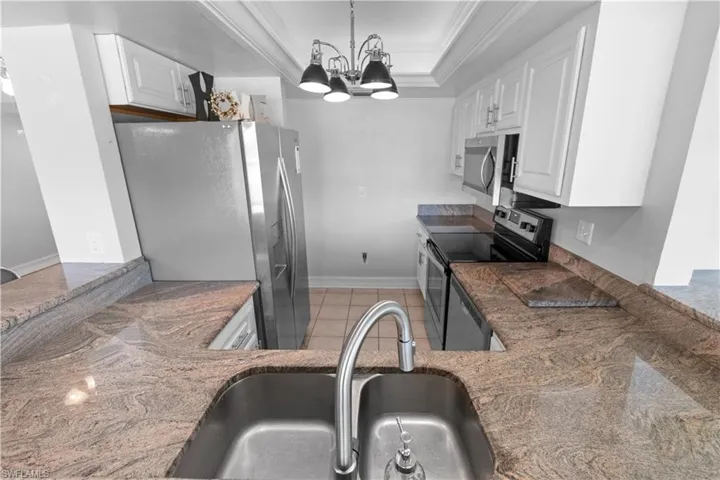 Double sinks, stainless appliances