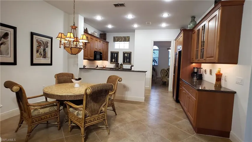 Breakfast Area/ Bar