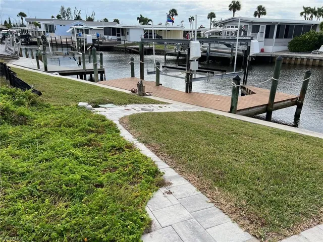 Rear walkway to dock