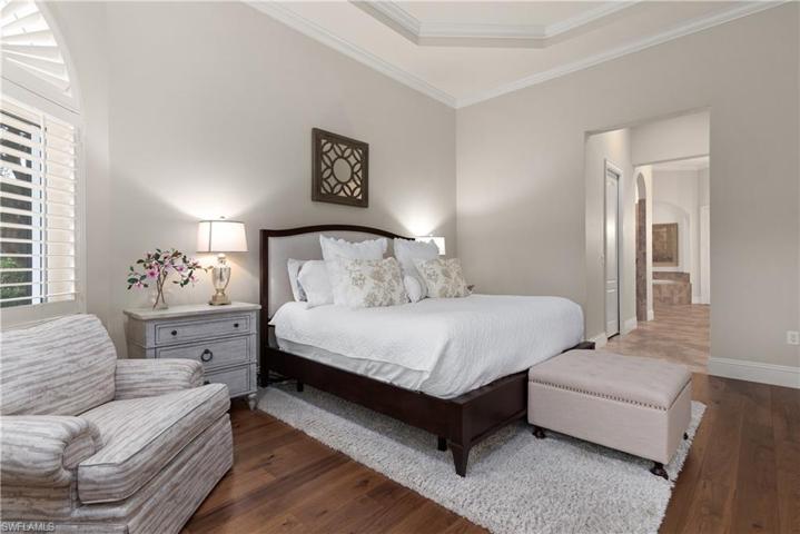 High ceilings with Crown Moulding