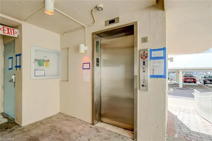 Entrance to property with elevator