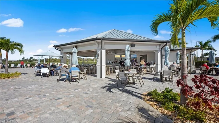 Restaurant at Pool