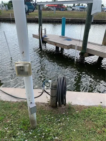 Both water and electric are supplied at the dock