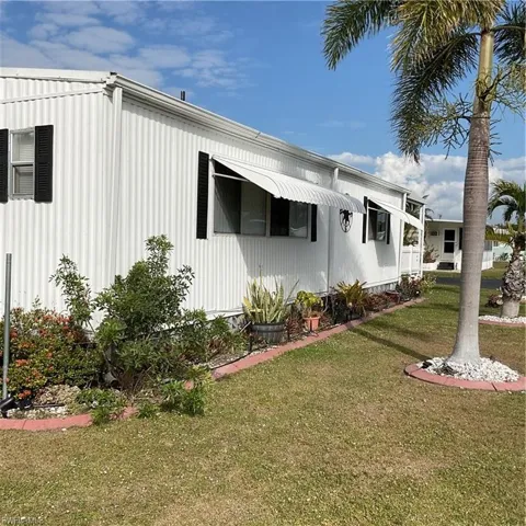 Manufactured / mobile home featuring a front lawn