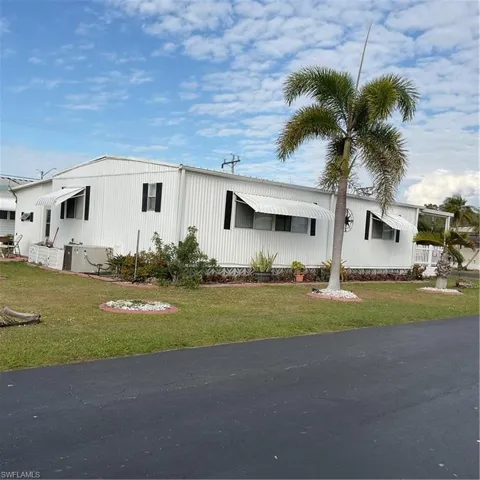 Manufactured / mobile home with a front lawn