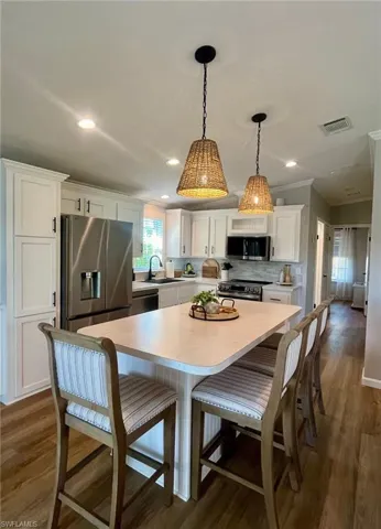 1079  Diamond Lake  CIR, Naples, FL 34114