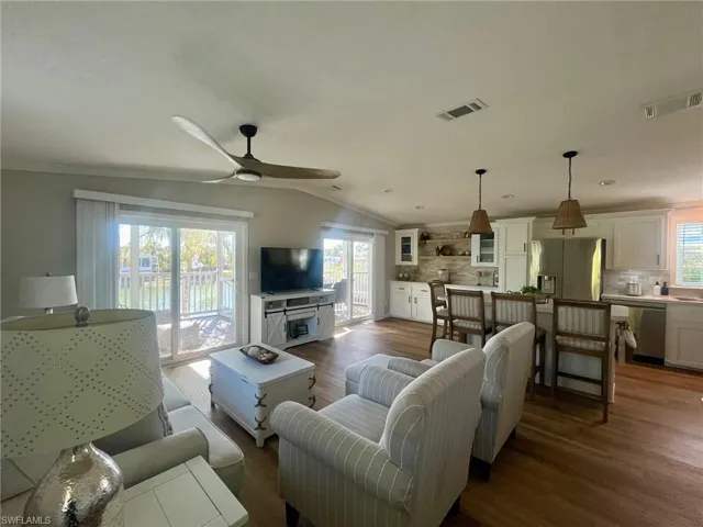 1079  Diamond Lake  CIR, Naples, FL 34114