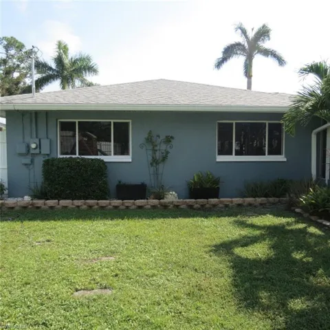 View of front of house featuring a front lawn