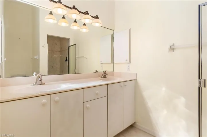 en suite bath Primary dual sinks
