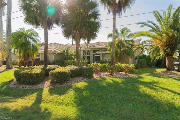 View of front of property featuring a front lawn