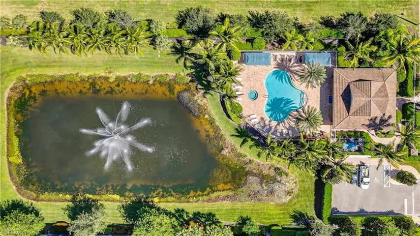 Bird's eye view of a pool and a lake