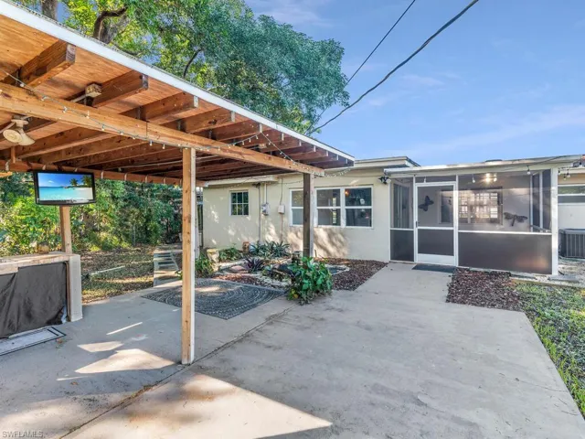 1686  Temple  TER, North Fort Myers, FL 33917