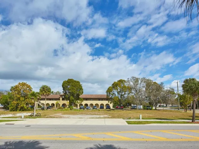 10541  Dean  ST, Bonita Springs, FL 34135