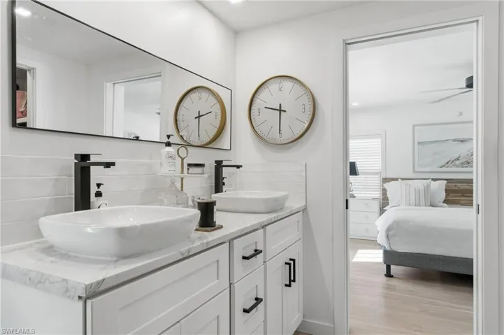 Primary bedroom en-suite