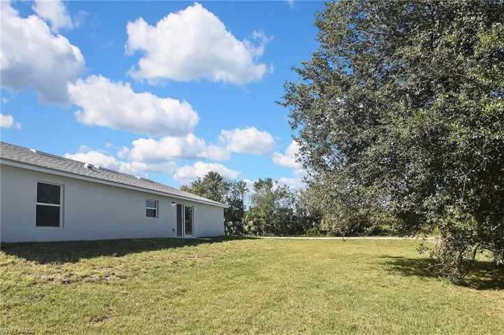 View of grassy yard