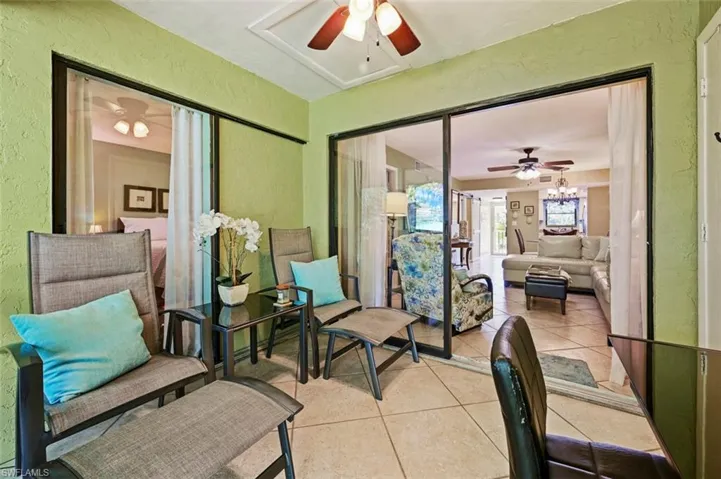 Sunroom / solarium with ceiling fan