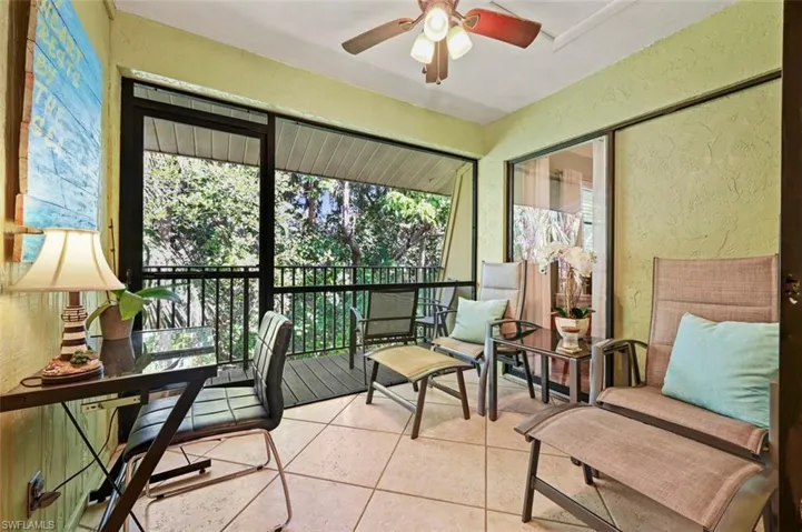 Sunroom / solarium with ceiling fan