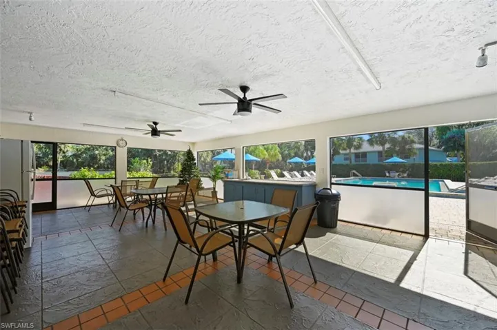 Sunroom / solarium with ceiling fan