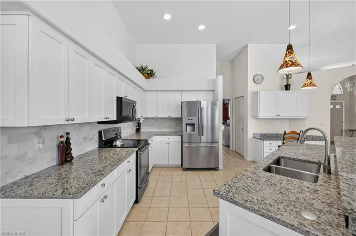 11690 Pinewood Lakes Dr, Fort Myers, Florida 33913