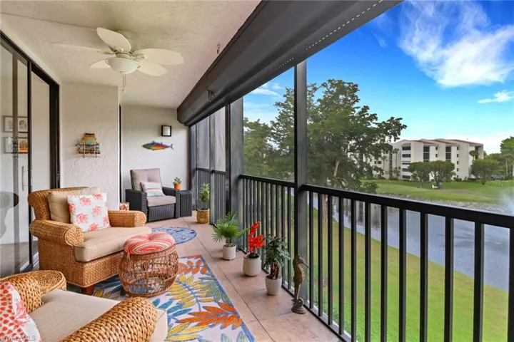 Sunroom with ceiling fan