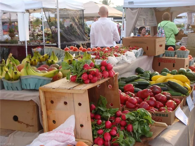 Cape Coral has lots of community events! A weekly farmers market, music events, holiday celebrations, art and crafts festivals.