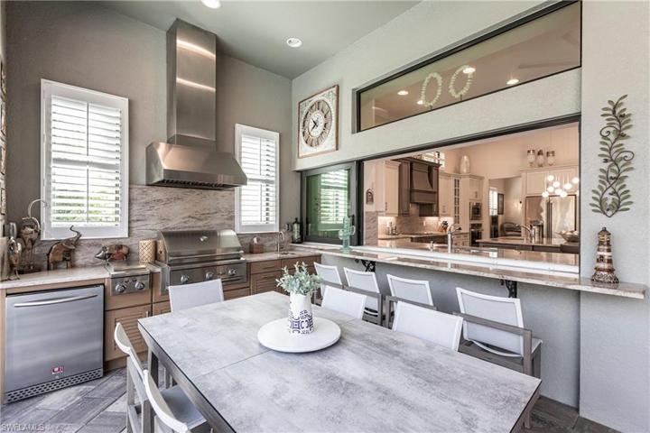 Lanai Dining Area with Outdoor Kitchen