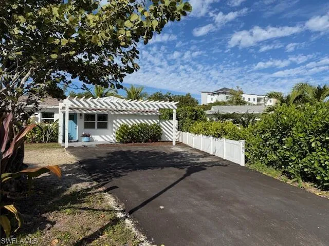 585  14th N ST, Naples, FL 34102