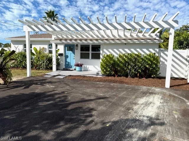 585  14th N ST, Naples, FL 34102