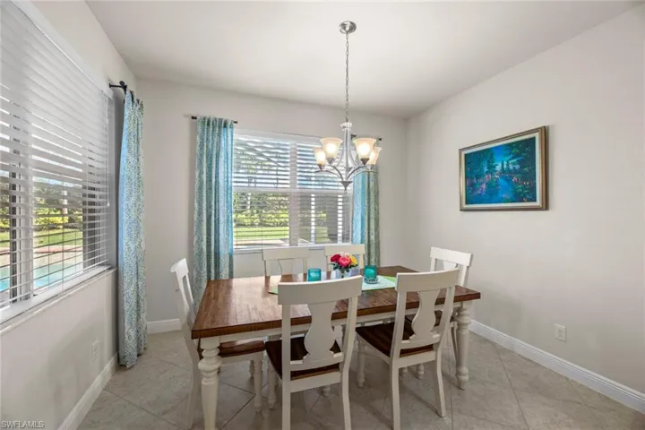 Dining area w/view of lanai