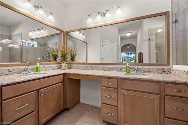 Dual sinks in master ensuite bath