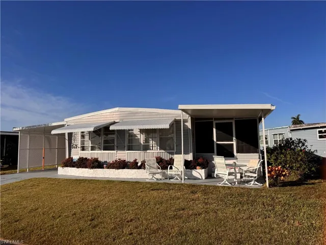 Manufactured / mobile home featuring a front yard