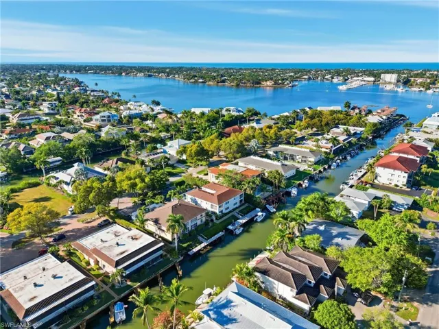 Chesapeake Landing is located just off the Naples Bay with easy access to the Gulf with no bridges
