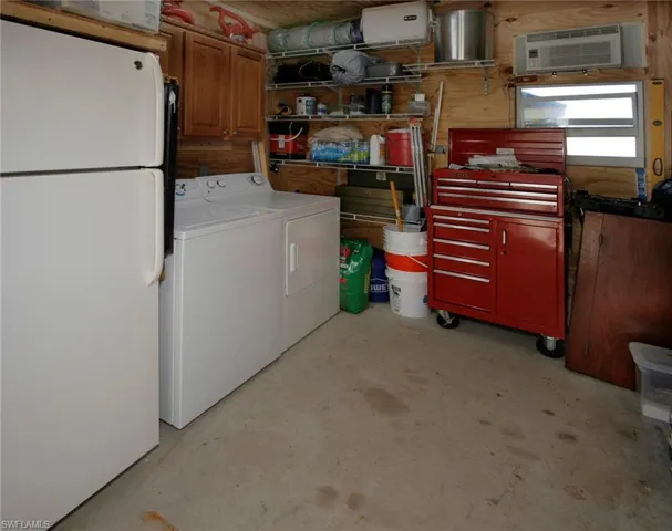 Utility room, washer & dryer