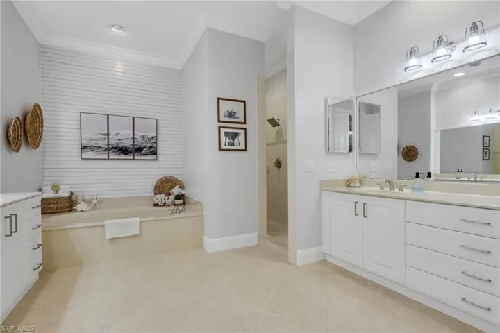 9097 Cherry Oaks Trl 202, Naples, Florida 34114