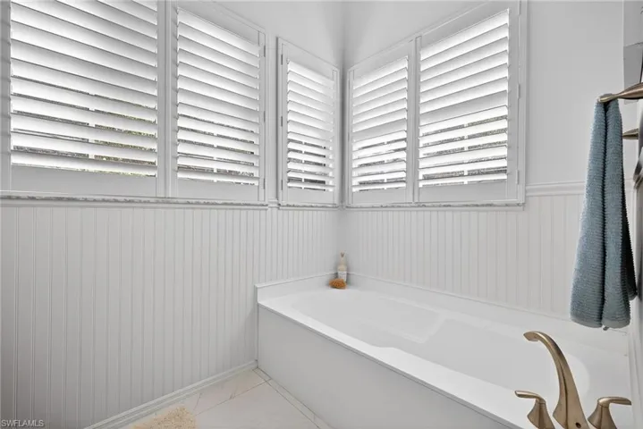 114  Amblewood  LN, Naples, FL 34105