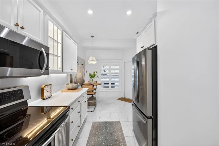 114  Amblewood  LN, Naples, FL 34105