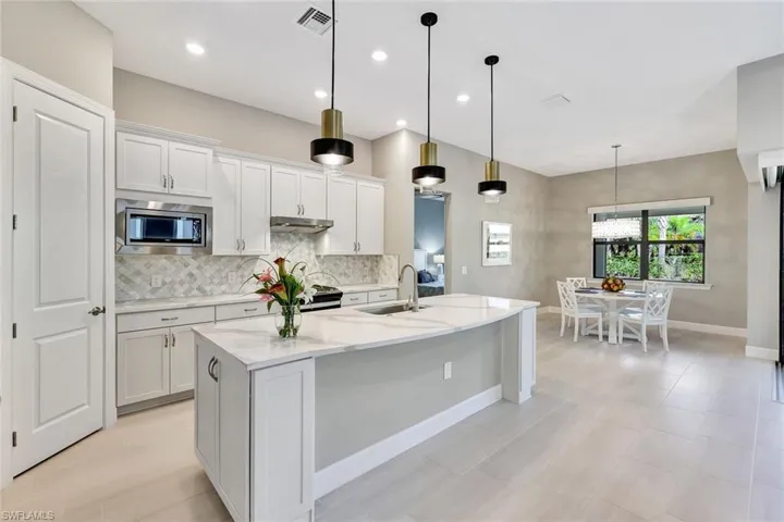 9372  Night Heron  LN, Naples, FL 34120