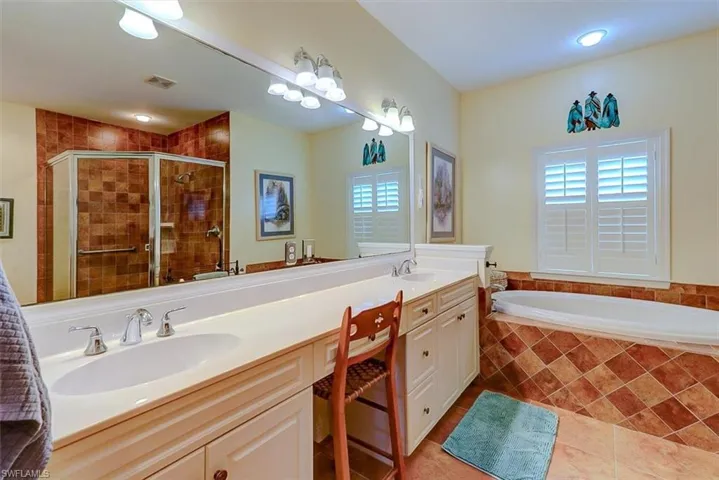 OWNER'S SUITE WITH DUAL SINK VANITY (INCLUDING MAKE-UP STATION).  BIG SOAKER TUB.