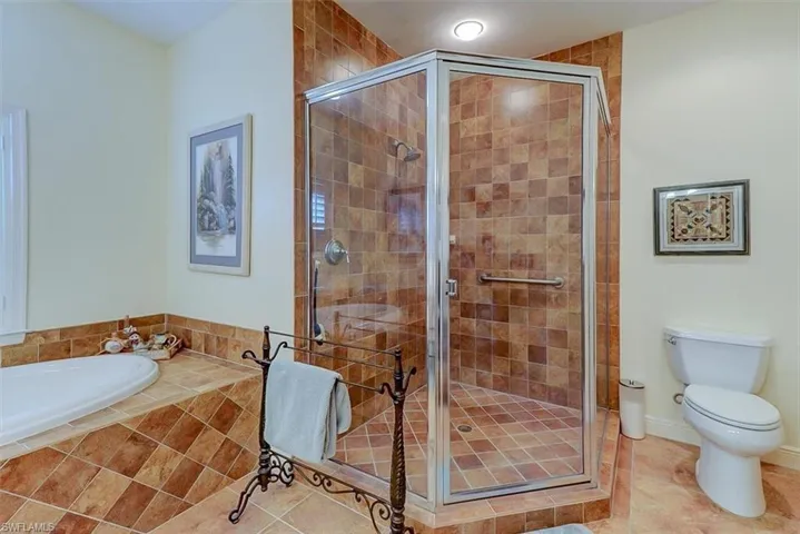 GIANT FULL-HEIGHT TILED SHOWER